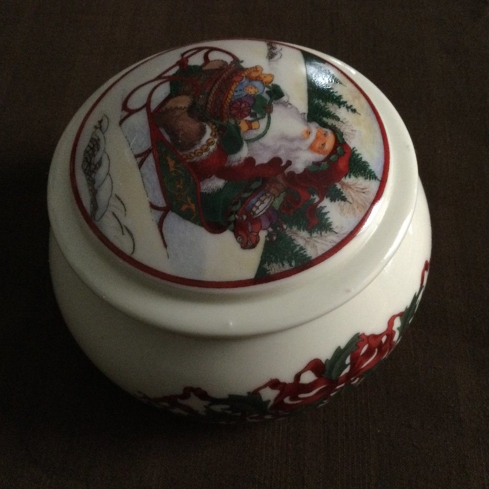 Princess House Porcelain Trinket Box - Christmas Santa in Sleigh
